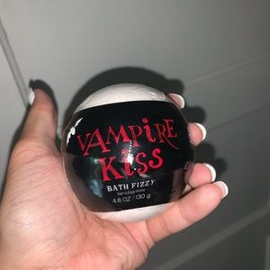 Vampire kiss bath bomb